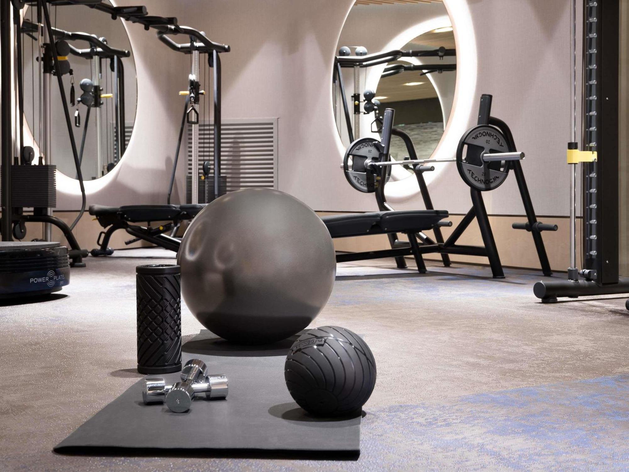 Fairmont Ambassador Hotel 5*